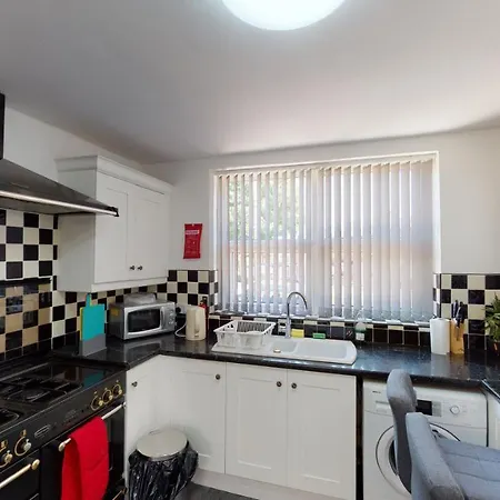 J Kyns 2 Bedrooms House With Two Double Beds Birmingham