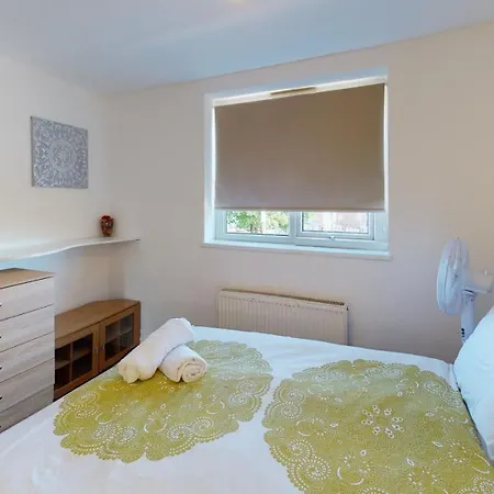 J Kyns 2 Bedrooms House With Two Double Beds Apartment *